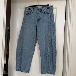 Abercrombie Mid Rise Barrel Jeans | Classic Light Blue Denim | Size 29 - 8R